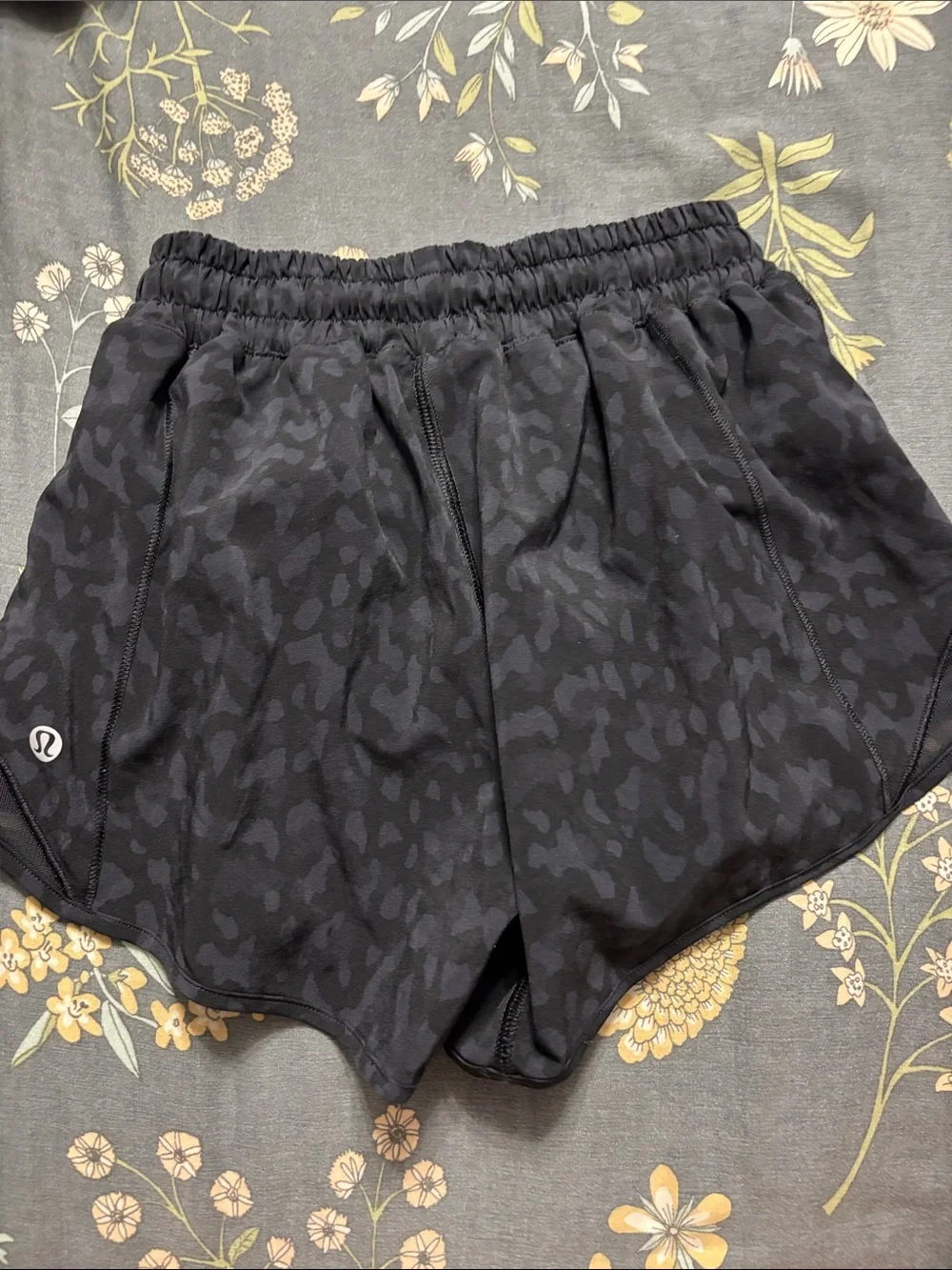 Lululemon Hotty Hot Low Rise Lined 2.5” Shorts in Black Camo Size 2 Tall